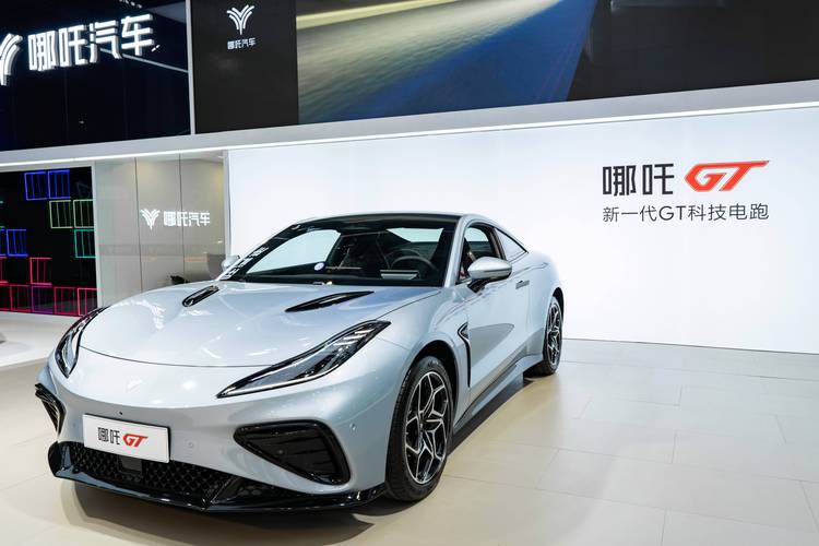 佛山252哪吒汽车在智能汽车领域的表现，领途汽车在新能源汽车市场中的影响力